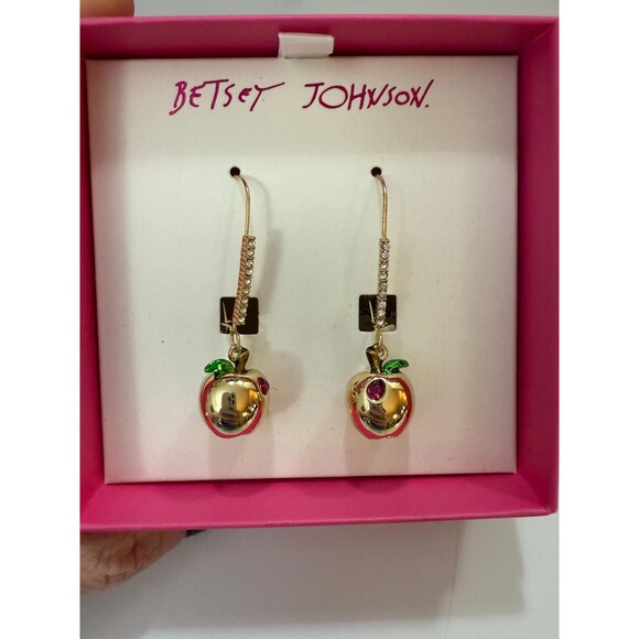 Bite into Style: These Apple Earrings Are Simply To Die For. - Picture 4 of 5